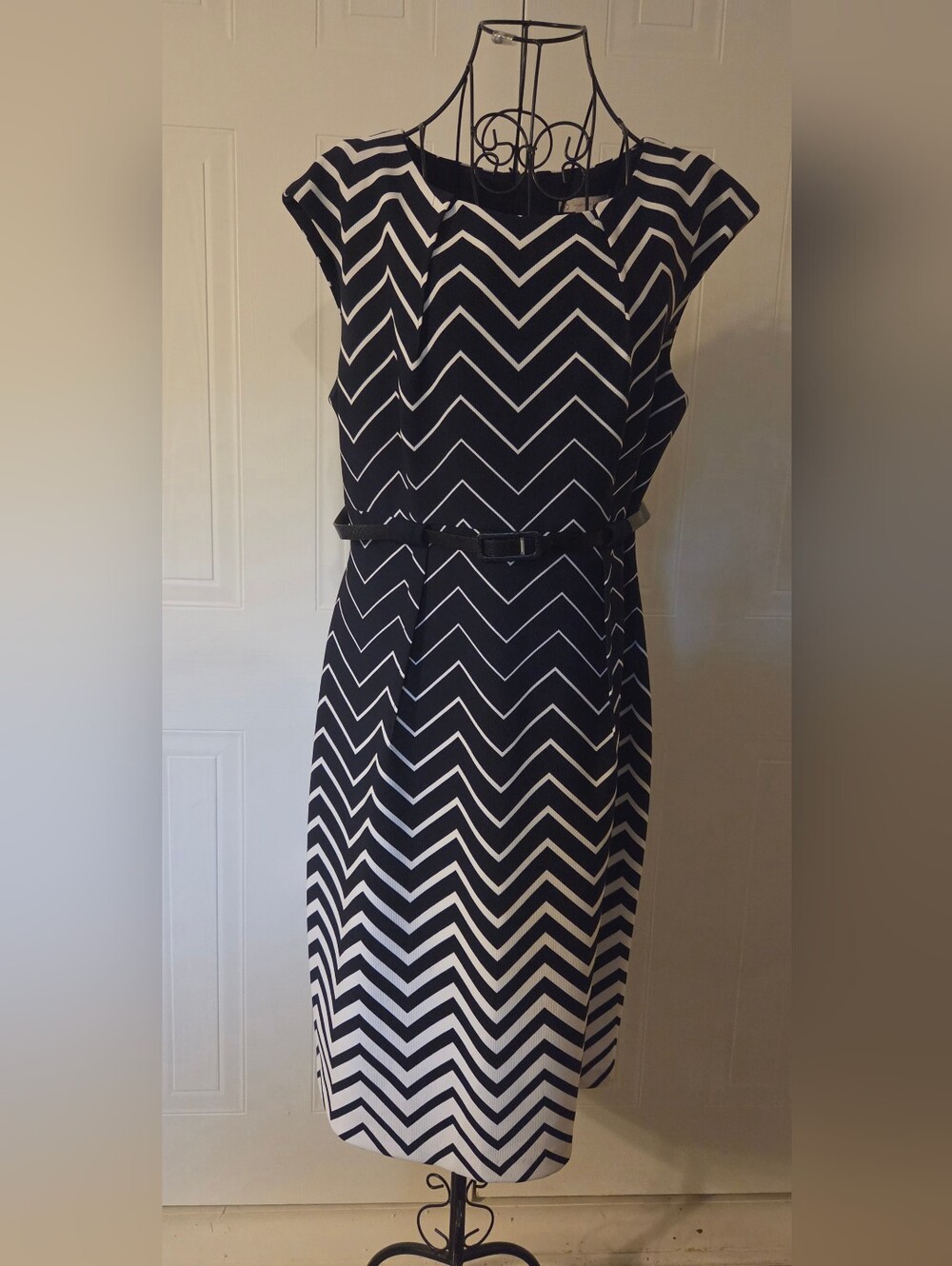 CB Chevron Print Belted Sheath Dress Size 12 Navy White Career Office Midi